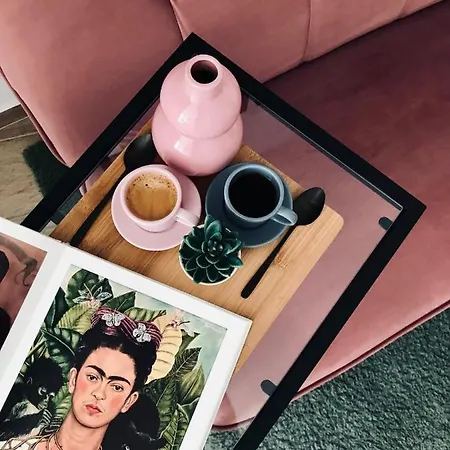 Elite - Art Collection - Frida דירה מרידה